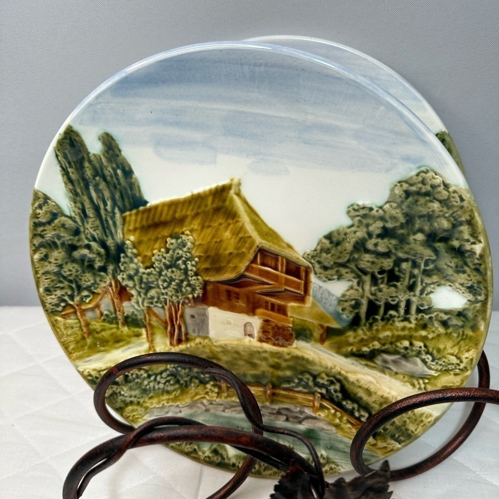 West German Majolica Set Of 2 Decorative Plates Chalet Farmhouse 3D Vintage 2556 - Picture 3 of 7